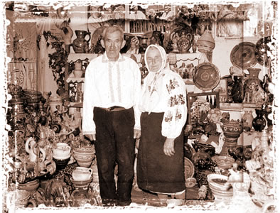 Гаврило і Явдоха Пошивайли у своїй оселі. Опішне. 1989. Фото Ярослава Дацюка